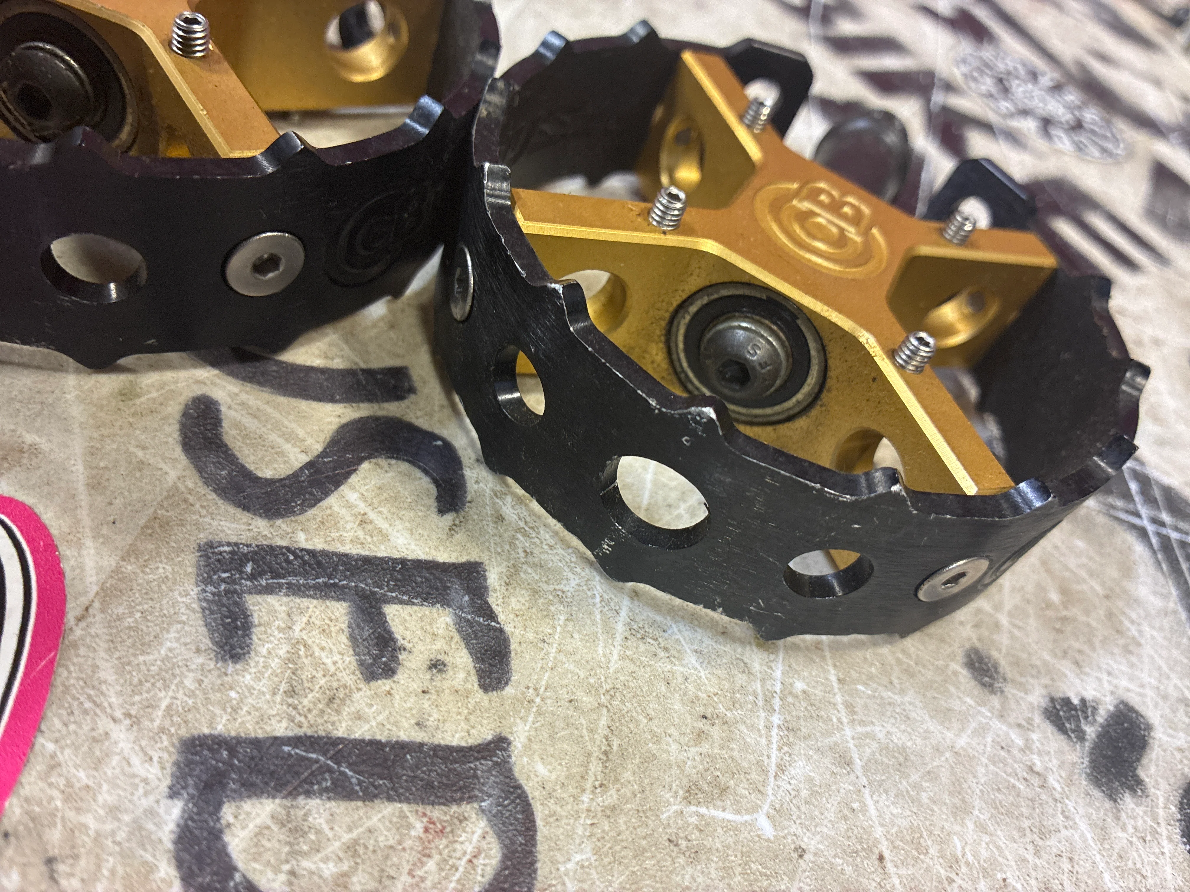 bullseye pro round pedals black/gold - Image 3