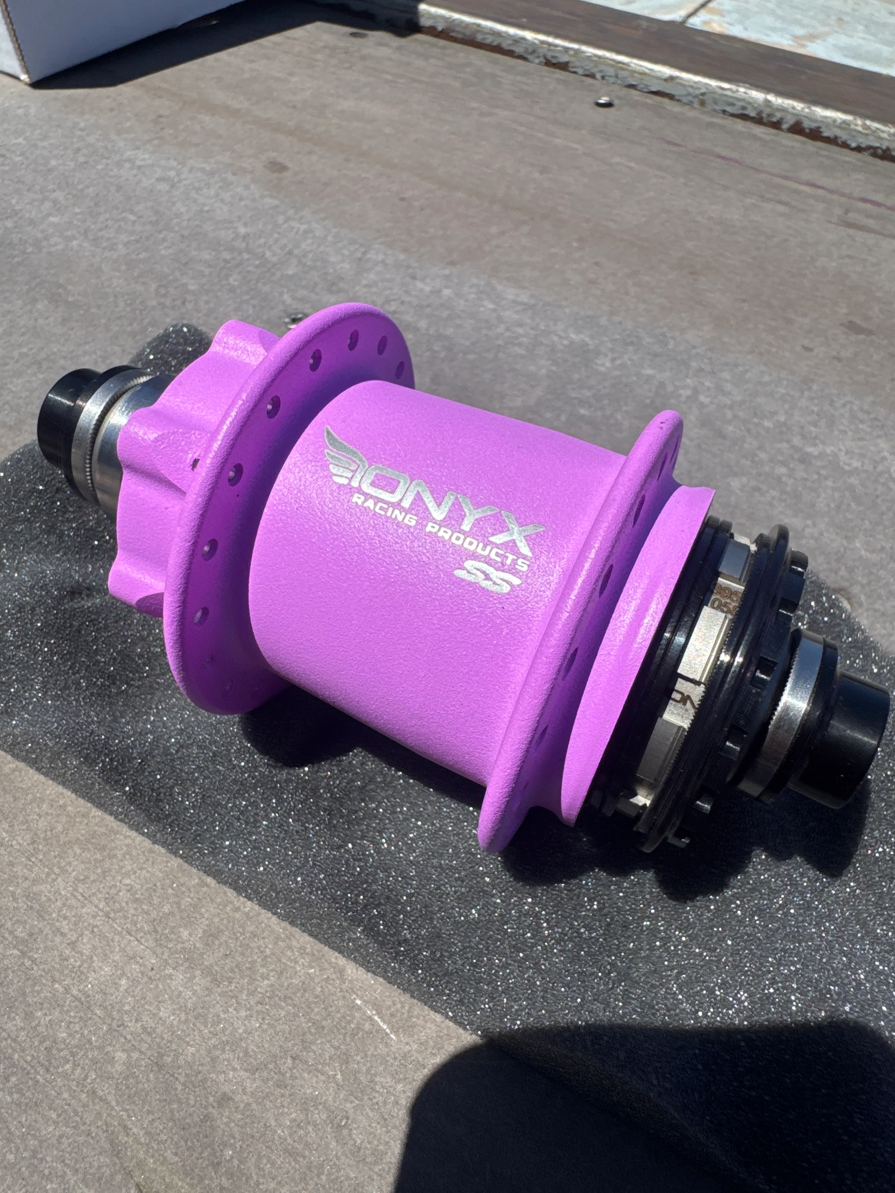 Onyx Hubs Cotm electricfied violet - Image 5